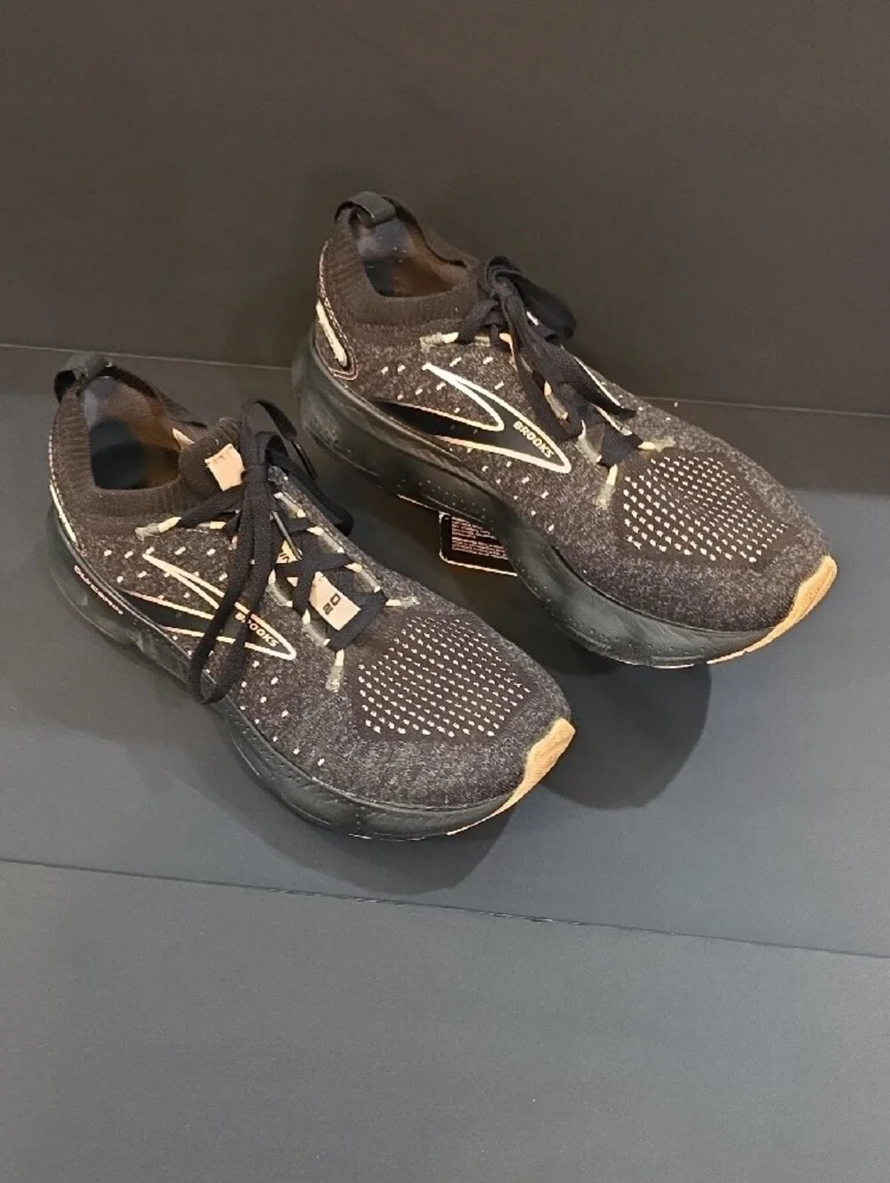 Brooks Glycerin 20 Stealth Fit Women’s Black Running Shoes with Cream Size 8.5